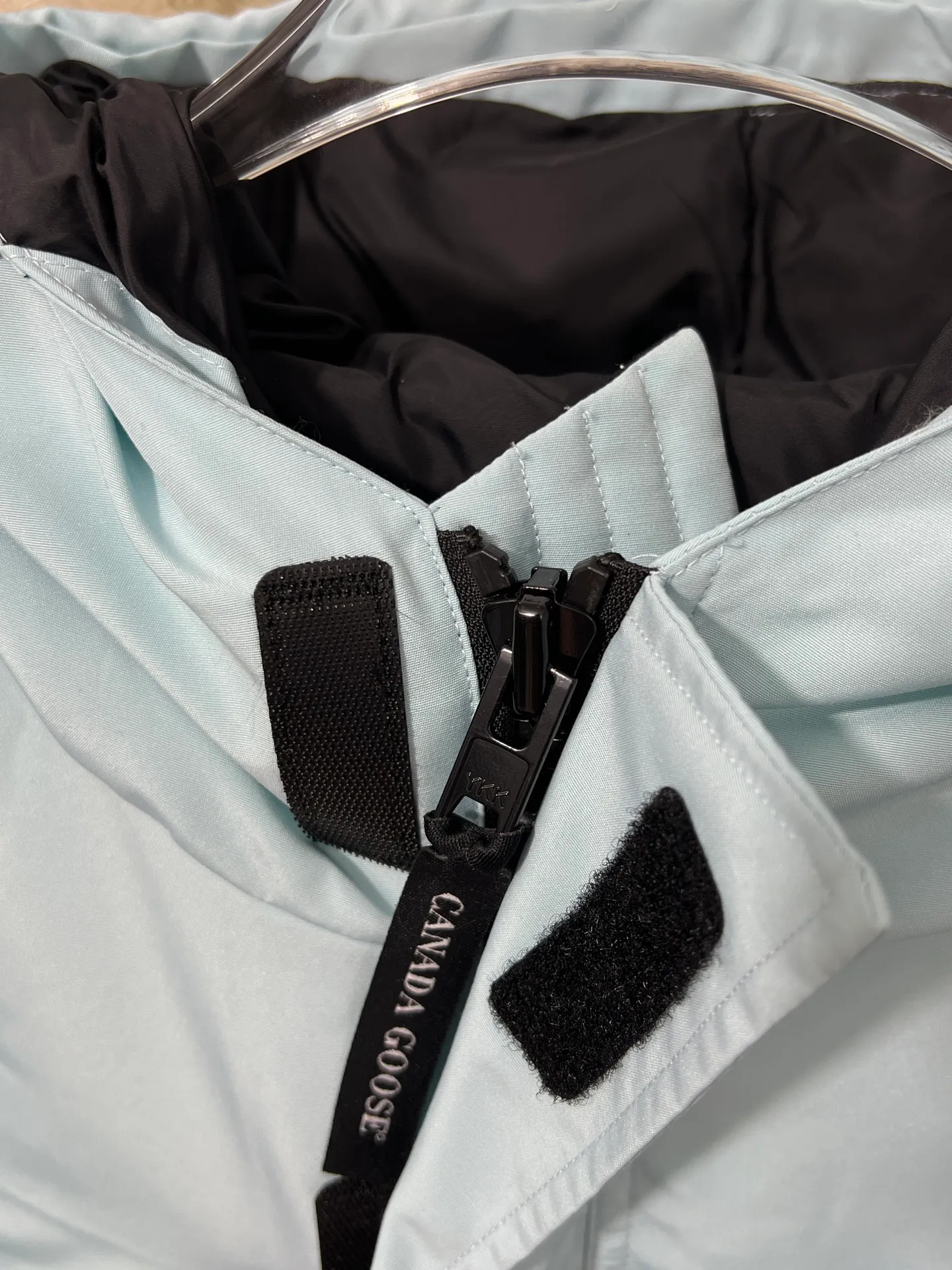 P780 🆕 Top original version, supports chip sensor with handbag 𝗖𝗮𝗻𝗮𝗱𝗮 𝗚𝗼𝘀𝗲 / 🇨🇦 Canada Goose 08 Down Jacket ⚠️ Partners who have been cooperating with us in the past few years know that no matter what is produced outside, our pure genuine trading company ships ❗️ After the test of time, we have received rave reviews. You can compare the market products with us. If you are not satisfied, you can return it at will. You are also welcome to come to ZG to see it and then come to my home to buy‼  1⃣️ The filling is 80% white duck down, with a weight of 500g. Regarding the down content, you can feel it with your hands. Good down has no embarrassment and can be called a walking duvet! 2⃣️ The fabric is made of Feather-Light 10D waterproof coating fabric, which is made of 84.5 polyester fiber and 15.5 cotton. The surface is treated with a special Teflon protective coating produced by DuPont to prevent wind and splash water, and makes the clothing anti-pollution and long-lasting new features! 3⃣️ One-piece seamless cuffs, 13cm official length, all seals are stamped, and all the inner liner is hemmed. The overcoat means sewing all the inner liner once. On the one hand, it is to prevent the velvet from running off, and on the other hand, it can keep the stiffness of the clothes! 4⃣️ Original Yoshida Kogyo Kabushikigaisha zipper, top-grade zinc alloy electroplated zipper with the highest specifications, using precise Japanese craftsmanship, raw materials and management methods. Each zipper can withstand 100,000+ openings and closings 5⃣️ The detachable fur collar is made of top-grade imported wolf fur, which is not comparable to the loose and soft raccoon fur and fake fur on the market. It is a natural Siberian coyote fur collar. The delicate and strong feel is the sense of life that comes from the erosion of wind and frost in nature. 6⃣️ Main logo double-thread 9-needle locking stranded embroidery, electronic digital automatic embroidery, maple leaves with sharp edges. Size: XS-XXL Color: black, off-white, graphite gray, sapphire blue Dark Blue Pink Azure Graphite Gray Black Label Shoulder Width Chest Sleeve Length Clothes Length Recommended Weight kg 67 87 80-90 2XL 58 136 69 89 90-105